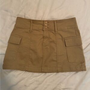 TAN MINI CARGO SKIRT. SIZE 28. LIGHTLY WORN.